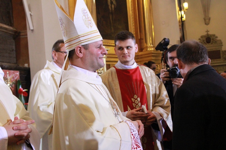 Święcenia biskupie ks. Leszkiewicza, cz. II. Goście i życzenia.