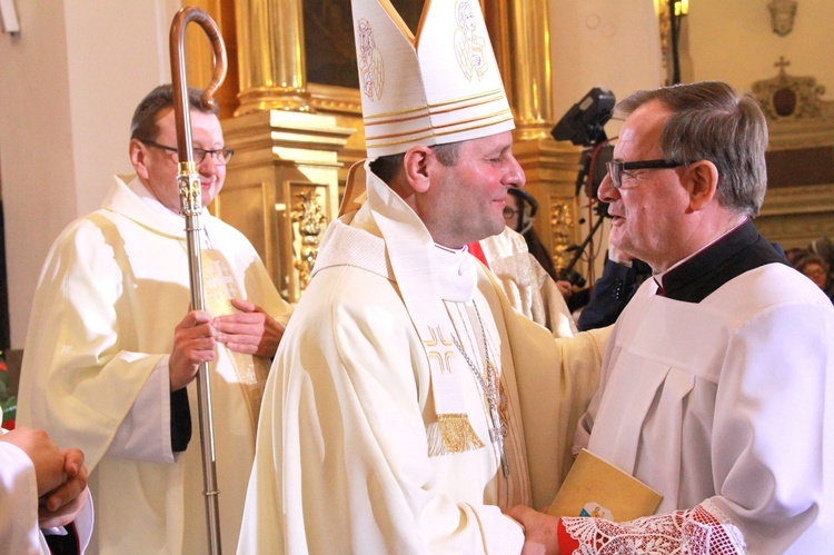 Święcenia biskupie ks. Leszkiewicza, cz. II. Goście i życzenia.