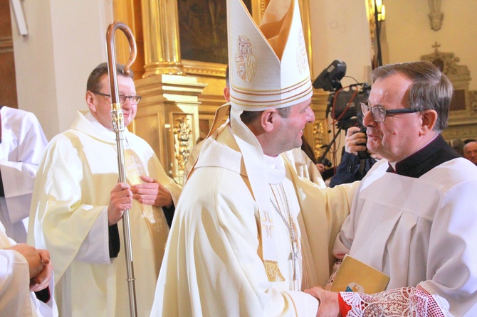 Święcenia biskupie ks. Leszkiewicza, cz. II. Goście i życzenia.