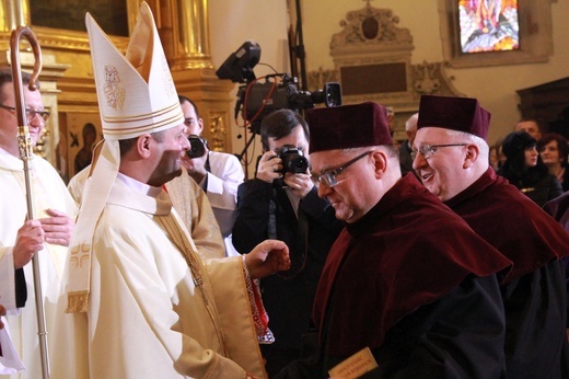 Święcenia biskupie ks. Leszkiewicza, cz. II. Goście i życzenia.