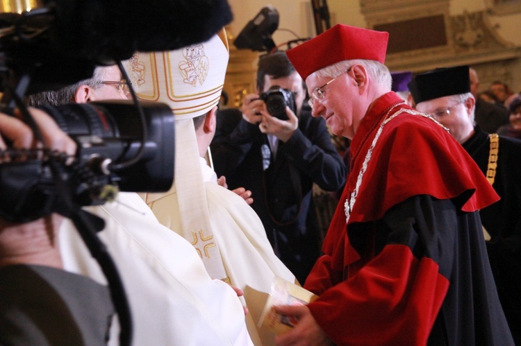 Święcenia biskupie ks. Leszkiewicza, cz. II. Goście i życzenia.