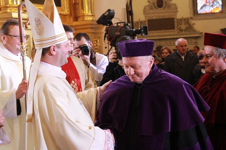 Święcenia biskupie ks. Leszkiewicza, cz. II. Goście i życzenia.