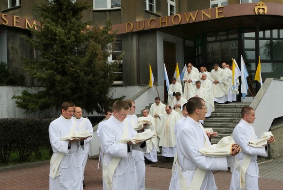 Kapłaństwo i celibat nie są dogmatem, ale darem