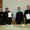 Od lewej: o. Łukasz Nawotczyński CP, Michał Wieczorek, dk. Mateusz Wojtczak i ks. Sebastian Antosik