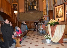 Rycerska ochrona wokół obrazu