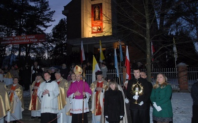 Powitanie obrazu i relikwii przed kościołem w Korzeniowie