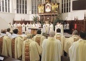  Podczas Eucharystii kończącej Rok Życia Konsekrowanego zakonnicy i siostry zakonne odnowili śluby złożone w dniu profesji