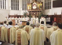  Podczas Eucharystii kończącej Rok Życia Konsekrowanego zakonnicy i siostry zakonne odnowili śluby złożone w dniu profesji