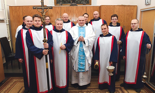  Od niedawna podkreśleniu rysu wspólnotowego służy specjalny strój, w którym bracia uczestniczą w liturgiach