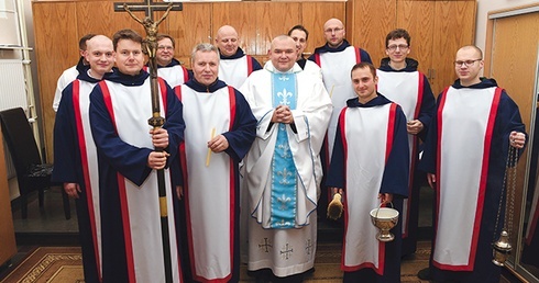 Od niedawna podkreśleniu rysu wspólnotowego służy specjalny strój, w którym bracia uczestniczą w liturgiach