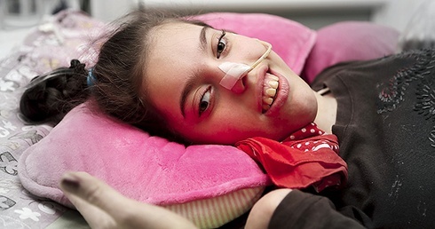 Alicja ma 15 lat. Dziewczynka cierpi na czterokończynowe porażenie mózgowe i lekooporną padaczkę