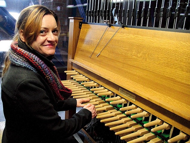  Dr Monika Kaźmierczak, pianistka i carillonistka, wykłada w Akademii Muzycznej w Gdańsku. Artystka studiowała m.in. w Niderlandzkiej Szkole Carillonowej w Amersfoort – najsłynniejszej tego typu placówce na świecie 