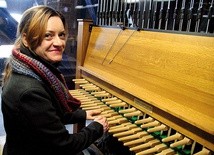  Dr Monika Kaźmierczak, pianistka i carillonistka, wykłada w Akademii Muzycznej w Gdańsku. Artystka studiowała m.in. w Niderlandzkiej Szkole Carillonowej w Amersfoort – najsłynniejszej tego typu placówce na świecie 