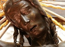 Krucyfiks, pochodzący z XIV wieku, znajduje się w obejściu za ołtarzem wawelskiej katedry