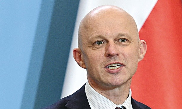 Paweł Szałamacha jest ministrem finansów. Współzałożyciel i były prezes Instytutu Sobieskiego, zajmującego się tworzeniem programów społeczno-gospodarczych. Z wykształcenia jest prawnikiem. Żonaty, ma 47 lat