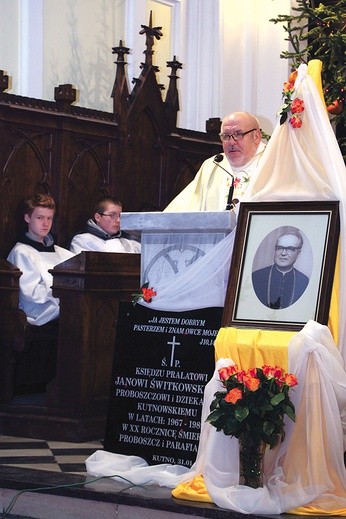  Ks. Adam Szkóp głosi homilię przy tablicy pamiątkowej i portrecie śp. ks. Jana Świtkowskiego
