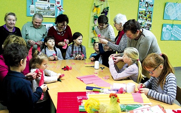 Podczas pierwszych zajęć warsztatowych młodsi i starsi uczyli się, jak tworzyć kompozycje kwiatowe do palm wielkanocnych