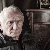 Michał Szczerbic (ur. 1944) Producent i scenarzysta filmowy. Napisał m.in. scenariusze do „Róży” i „Prawa ojca”. „Sprawiedliwy” jest jego pierwszym filmem fabularnym. 