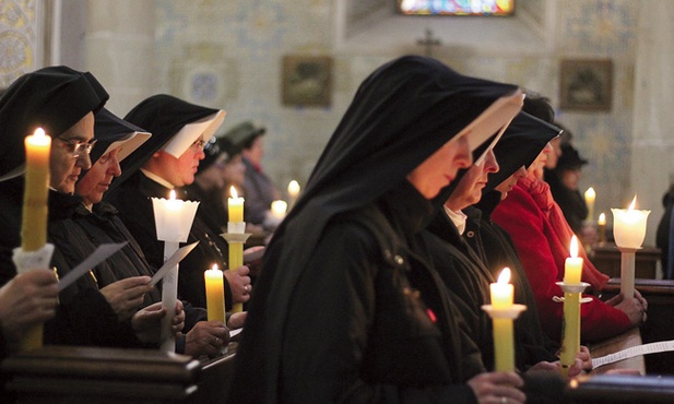 Siostry zakonne na modlitwie w Dniu Życia Konsekrowanego, 2 lutego, w płockiej katedrze