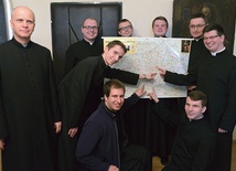  Radomscy seminarzyści dobrze znają geografię diecezji. Z lewej rektor ks. Jarosław Wojtkun 