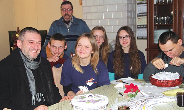  W tym miejscu wszyscy czują się jak w domu. Z lewej ks. Sławomir Matyga