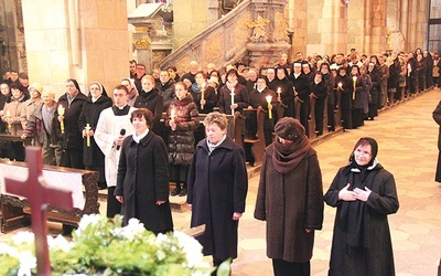 Obrzęd błogosławieństwa wdów. Od lewej stoją: Aleksandra, Bogusława, Anna i Halina