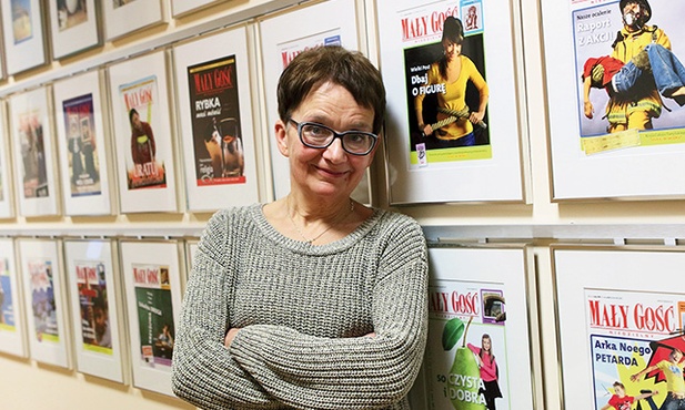 Iza Paszkowska Z zawodu nauczycielka.  Mama czworga dzieci. Babcia pięciorga wnucząt. Uwielbia  wędrować po lasach, górskich szlakach beskidzkich, jeździć na rowerze, zwiedzać ciekawe miejsca, czytać dobre powieści obyczajowe  i historyczne.  Poza tym piecze pyszne ciasta, potrafi zorganizować zabawę dzieciom. Lubi zwierzęta,  a szczególnie psy  i koty.