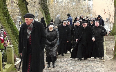  Po Eucharystii jej uczestnicy udali się na cmentarne wzgórze, na którym spoczywa s. Teodora