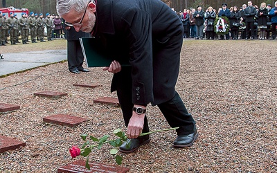 Krzysztof Mikszo, syn więzionego w stalagu pilota, stara się przypominać historię ojca i innych polskich lotników