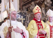  Po przyjęciu święceń nowy biskup otrzymał mitrę, pastorał i pierścień 