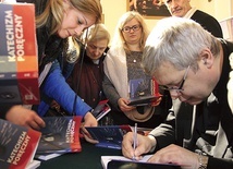  – Najtrudniejsze były pytania o naturę Boga. Ktoś powiedział, że jak uprawiamy teologię, to anioły leżą na plecach i machają ze śmiechu nogami. Stajemy przecież przed Tajemnicą – mówił ks. Pawlukiewicz