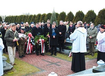  Patriotyczno-religijna manifestacja na cmentarzu  