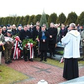  Patriotyczno-religijna manifestacja na cmentarzu  