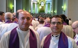 Ks. Jan Bartoszek (z lewej) i ks. Michał Dąbrówka - misjonarze miłosierdzia z diecezji tarnowskiej
