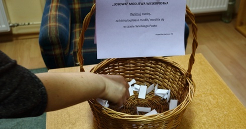 Na karteczce jest imię i nazwisko ucznia lub pracownika szkoły. Ten, kto ją wylosuje, zobowiązuje się do 40-dniowej modlitwy w intencji tej osoby