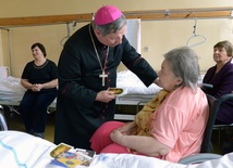 Po Mszy św. bp Henryk Tomasik odwiedził chorych w szpitalnych salach