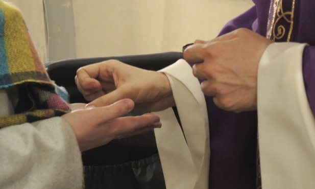 Chorzy przyjmowali sakrament namaszczenia u cieszyńskich franciszkanów