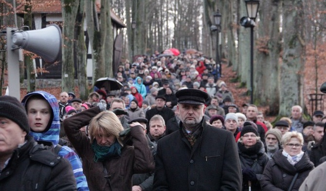 W drogach krzyżowych na wejherowskiej Kalwarii uczestniczą tysiące wiernych