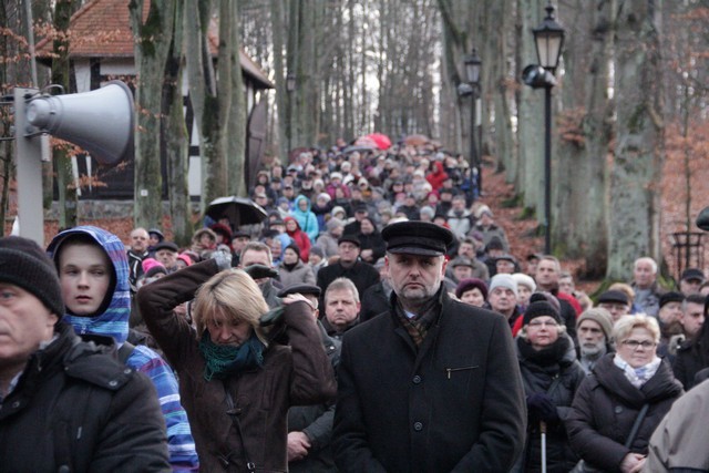 W drogach krzyżowych na wejherowskiej Kalwarii uczestniczą tysiące wiernych