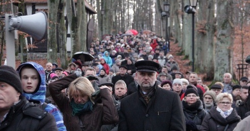W drogach krzyżowych na wejherowskiej Kalwarii uczestniczą tysiące wiernych
