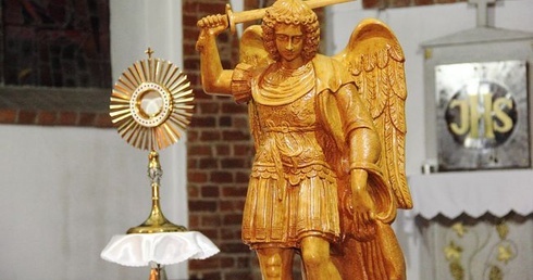 Figura św. Michała Archanioła w Karlinie