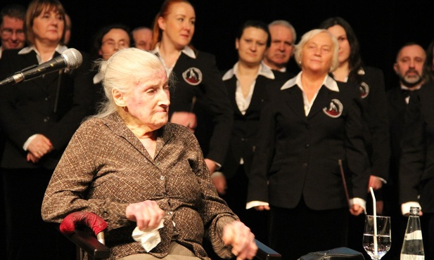 Prof. Wanda Półtawska podczas uroczystości nadania jej tytułu Honorowego Obywatela Miasta Limanowa