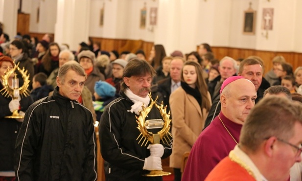 Relikwiarz św. Jana Pawła II przyniosła delegacja LKS Gronie Zagórnik