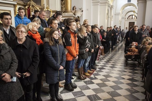 Porzucili krawaty, wybrali sutannę