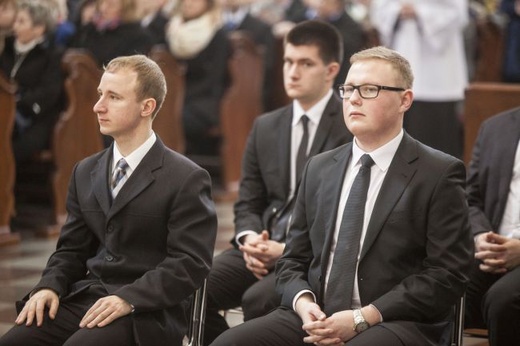 Porzucili krawaty, wybrali sutannę