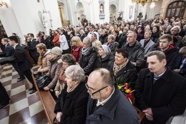 Porzucili krawaty, wybrali sutannę