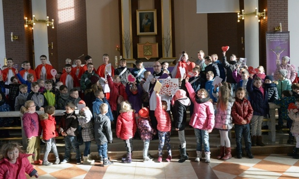 Dzieci składały swe walentynki podczas niedzielnej Mszy św.