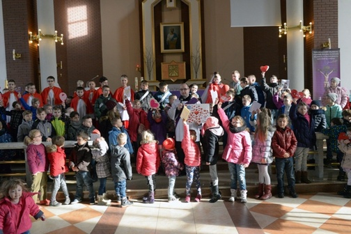 Dzieci składały swe walentynki podczas niedzielnej Mszy św.