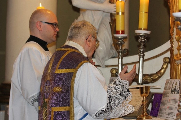 Eucharystię w rycie trydenckim sprawował ks. Ryszard Urbański