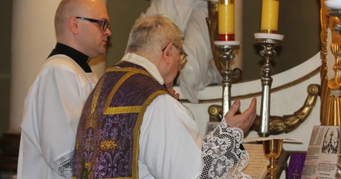 Eucharystię w rycie trydenckim sprawował ks. Ryszard Urbański